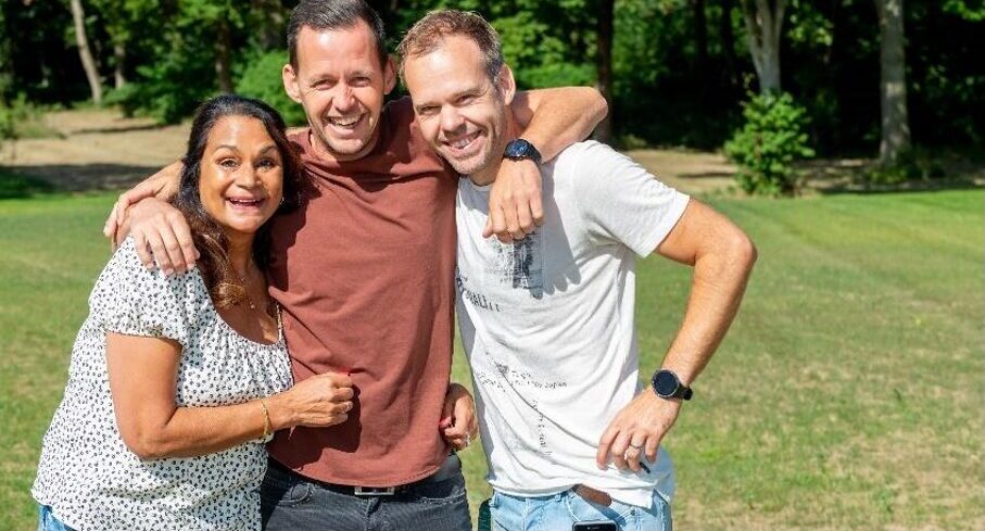 Medewerkers van Daelzicht die elkaar vast pakken en poseren als team