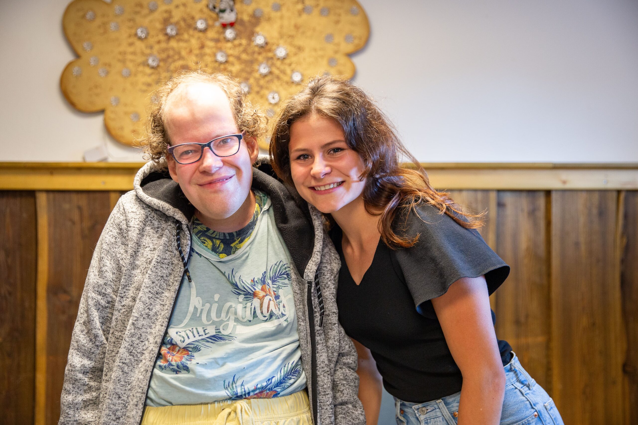 medewerker en bewoner op de foto