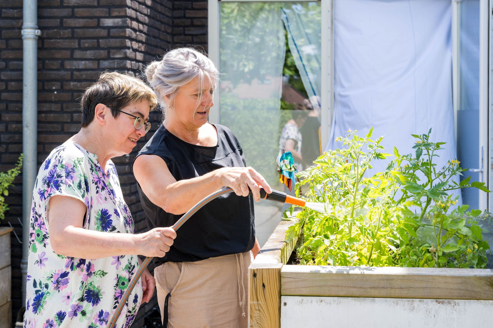 Bewoner Annetti en medewerker Loes